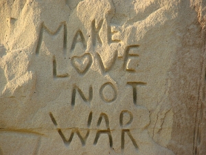 el planeta de los simios El amor, frase en arena, haz el amor no la guerra